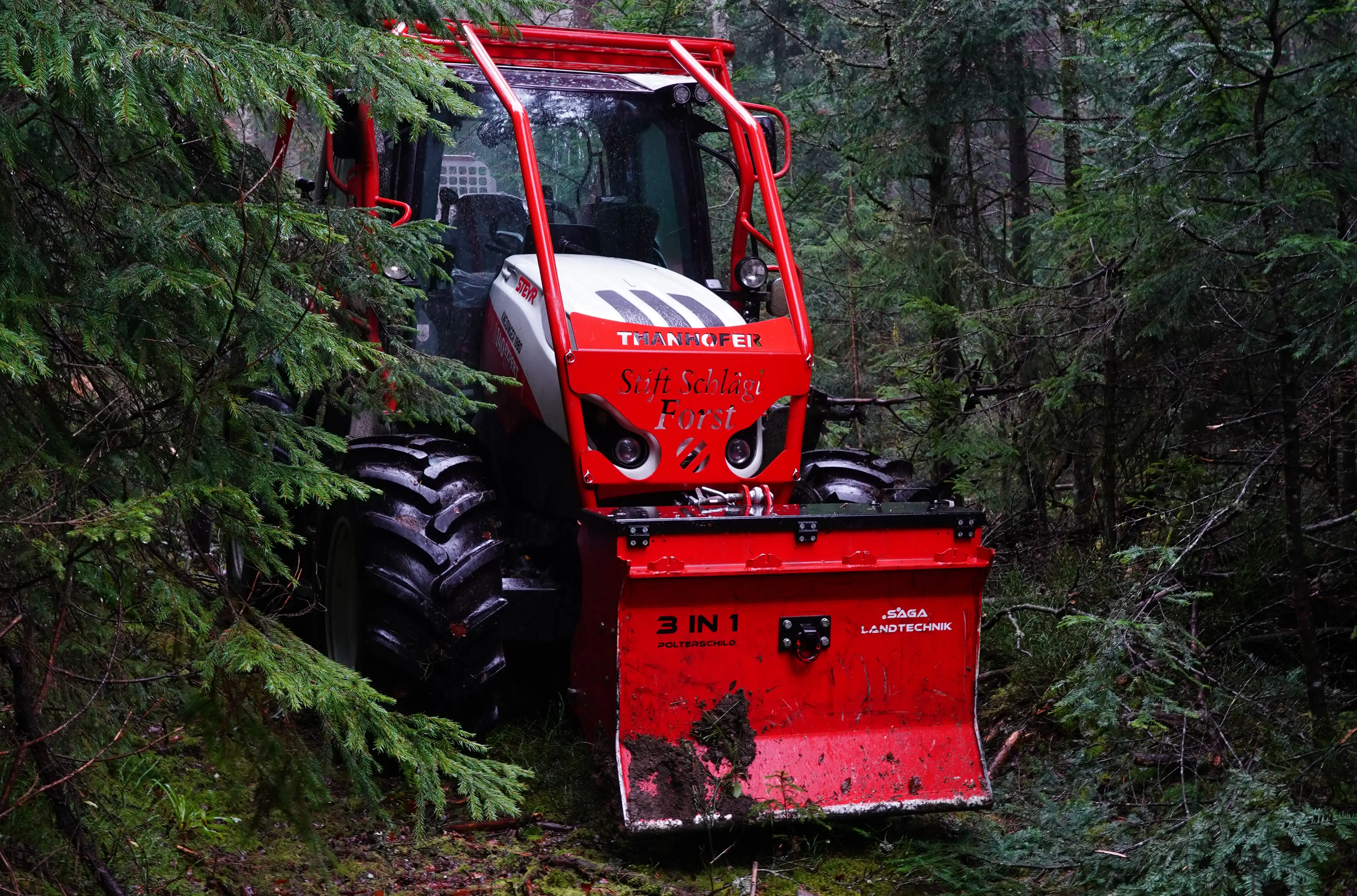 Steyr-CVT-4140 in der schmalen Rückegasse